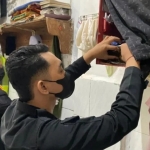 Petugas saat melakukan penggeledahan salah satu blok hunian rutan