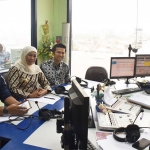 Khofifah Indar Parawansa, Gubernur Jatim saat menjadi pembicara di salah satu radio swasta di Surabaya. foto: ist