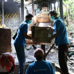 Petugas saat memusnahkan jutaan batang rokok dan MMEA ilegal. Foto: Ist