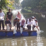 Kegiatan tebar benih ikan di Sungai Candimulyo, Jombang.