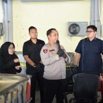 Kapolres Gresik ketika menunjukkan barang bukti berupa BBM jenis solar subsidi yang ditimbun pelaku. Foto: Ist