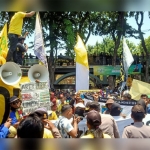 Ratusan massa Ultrasmania demo di depan DPRD Gresik, Rabu (9/10). foto: SYUHUD/ BANGSAONLINE