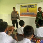 Personel dari Polsek Krembung saat memberi materi kepada pelajar di SMKI Rejeni.