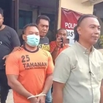Zainal Arifin, tersangka penganiayaan kurir cash on delivery (COD) di Pamekasan saat digelandang petugas. Foto: Ist.
