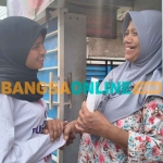 Calon Wali Kota Kediri nomor urut 2 Ferry Silviana Feronica yang akrab disapa Bunda Fey, saat menyapa warga Banjarmlati. Foto: MUJI HARJITA/BANGSAONLINE