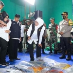 Gubernur Jatim Khofifah saat meninjau ikan koi yang akan diekspor ke Malaysia.
