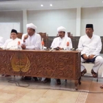 Bupati Sambari dan Wabup Qosim didampingi pejabat Forkopimda saat memberikan keterangan pers terkait kirab budaya. foto: SYUHUD/ BANGSAONLINE