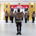 Kapolres Batu, AKBP I Nyoman Yogi Hermawan, memimpin upacara kenaikan pangkat.