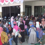 Ratusan warga saat pengajuan bantuan UMKM di Kantor Dinas Koperasi dan Usaha Mikro Jombang. (foto: ist).