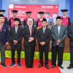 Khofifah Indar Parawansa dan Prof Dr KH Abd Halim Soebahar foto bersama dengan para doktor penerima beasiswa Lembaga Pengembangan Pesantren dan Diniyah (LPPD) Pemprov Jatim. Foto: ist