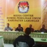 KPUD Lamongan saat meresmikan media center. (haris/BANGSAONLINE)