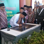 Menag Lukman Hakim Saifudin saat menandatangani prasasti peresmian IAIN Madura. foto: ERRI/ BANGSAONLINE