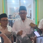 Suwandy Firdaus, Ketua Tim Pemenangan Mubarok, saat memberikan keterangan pers tentang hasil survei.