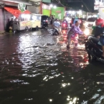 Banjir yang merendam kawasan Surabaya Barat. (foto: ist).