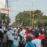 Para buruh saat mengikuti jalan sehat di GJS. Sementara ribuan buruh juga menggelar aksi di Grahadi, Surabaya. foto: SYUHUD/ BANGSAONLINE