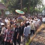 Ribuan massa mengantar kepergian KH Abdy Manaf ke tempat pemakaman, kemarin. foto: mustain/BANGSAONLINE