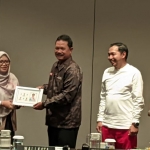 Penyerahan penghargaan dari BPJS kepada pemkot Madiun. Foto: Hendro Suhartono/BANGSAONLINE