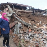 Gubernur Jawa Timur Khofifah Indar Parawansa  saat meninjau lokasi bencana tanah gerak yang terjadi di Dukuh Sumber, Desa Tumpuk, Sawo, Ponorogo, Jumat (3/3). Foto: Humas Prmprov Jatim.