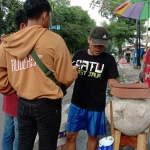 Wastafel yang dibuat oleh warga dari gentong sebagai bentuk protes terhadap Kelurahan Pilang, Kota Probolinggo yang tak kunjung mencairkan dana bantuan Covid-19.
