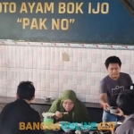 Yosi bersama teman-temannya saat menikmati lezatnya soto ayam Bok Ijo. Foto: MUJI HARJITA/BANGSAONLINE