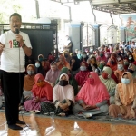 Moh Qosim saat bertemu para ibu-ibu untuk menggalang dukungan di Desa wilayah Cerme. foto: ist.