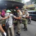 Salah satu gelandangan yang ditangkap langsung dimasukkan ke dalam mobil Satpol PP Jember. (Yudi/BANGSAONLINE)