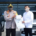 Kapolresta Sidoarjo Kombes Pol. Sumardji saat menerima bantuan dari anggota DPRD Jatim, Adam Rusdi.