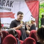 Calon Bupati Kediri nomor urut 2 Hanindhito Himawan Pramana saat memberi sambutan di hadapan ratusan emak-emak di Lapangan Branggahan. Foto: MUJI HARJITA/ BANGSAONLINE