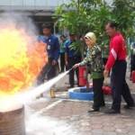 SIMULASI PEMADAMAN: Petugas BPBD memberikan pelatihan memadamkan kebakaran memakai APAR, pada karyawan RSI Siti Hajar, pertengahan Desember 2015 lalu. foto ilustrasi/ MUSTAIN/ BANGSAONLINE