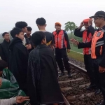 Petugas dari PT KAI Daop 7 Madiun saat memberi imbauan kepada warga yang sedang ngabuburit di sekitar rel kereta api. Foto: Ist