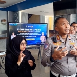 Dirlantas Polda Jatim Kombes Pol Iwan Saktiadi saat memberikan keterangan pers tentang kecelakaan maut Probolinggo