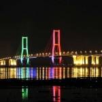 Jembatan Suramadu nampak malam hari. (foto: mariana.my.id)