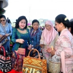 Ibu Iriana Kenalkan Produk dan Budaya Lokal NTT ke Pendamping Pemimpin Negara ASEAN. Foto: Ist