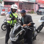 Petugas ketika melakukan tindakan secara ETLE kepada para penguna jalan.