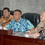 Bupati Mojokerto pimpin rapat staf di awal tahun 2018.