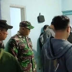 Penggerebekan sebuah rumah kontrakan di Desa Rogonoto, Kecamatan Singosari, Malang, yang diduga sebagai tempat prostitusi. Foto: Ist.