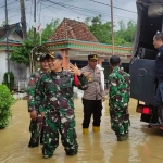 Dandim 0811 Tuban Letkol Inf Dicky saat meninjau lokasi terdampak banjir di Kecamatan Parengan.
Dandim 0811 Tuban Letkol Inf Dicky saat meninjau lokasi terdampak banjir di Kecamatan Parengan.