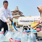 Ketua PWI Kabupaten Tuban, Suwandi bersama PMI, Waka Polres Tuban, Perwakilan BRI serta SIG saat menyalurkan air bersih secara simbolis.