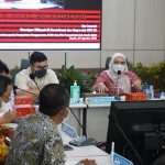 Bupati Kediri, Hanindhito Himawan Pramana, bersama Kasatgas Wilayah III Koordinasi dan Supervisi KPK, Irawati, saat bertemu di Ruang Pamenang. Foto: Ist