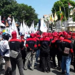 Ratusan karyawan PT. Smelting korban PHK sepihak saat demo di DPRD Gresik. foto: SYUHUD/ BANGSAONLINE