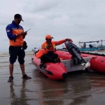 Tim SAR bersiap mencari pria diduga gangguan jiwa yang nekat menceburkan diri ke laut. foto: SUWANDI/ BANGSAONLINE