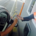 Petugas saat melayani transaksi di gerbang tol. Foto: SOFFAN S/BANGSAONLINE
