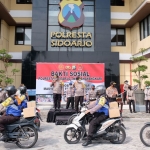 Bhabinkamtibmas-Babinsa Sidoarjo diberangkatkan untuk membagikan sembako secara door to door.