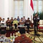 PIMPIN: Presiden Jokowi saat mengelar rapat kabinet. foto: merdeka.com
