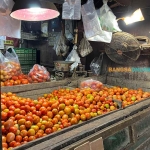 Simak daftar harga sembako Jatim hari ini. Foto: Sulthon/Bangsaonline.