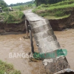 Kondisi jembatan yang ambrol di Desa Pucangsimo, Kecamatan Bandar Kedungmulyo, Kabupaten Jombang, Jumat (13/1). foto: ROMZA/ BANGSAONLINE
