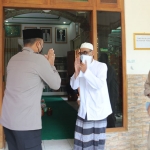 Kapolres Ngawi AKBP I Wayan Winaya melakukan kunjungan ke Pondok Pesantren Daarul Mukhlisin Temulus di Desa Kedungharjo, Kecamatan Mantingan, Kabupaten Ngawi, Rabu (17/3/2021) kemarin. (foto: ist)
