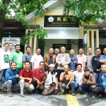 Kapolres Gresik AKBP Ramadhan Nasution bersama wartawanyang  tergabung di KWG. foto: ist.