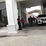 Penyidik Kejari Sampang tiba saat melakukan penggeledahan di rumah eks wakil bupati periode 2019-2024. Foto: Kompas.com