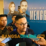 Wakil Ketua Komisi III DPR RI, Ahmad Sahroni, didampingi Bunda Fey (kanan) dan Mbak Regina saat memberi keterangan kepada wartawan. Foto: MUJI HARJITA/BANGSAONLINE